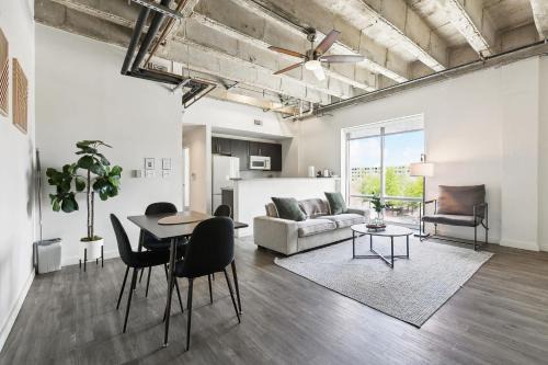 Industrial Downtown Apartment - 2BD 2BA