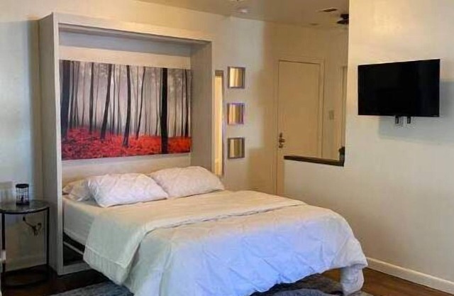 Industrial Modern Studio in Hillcountry river area