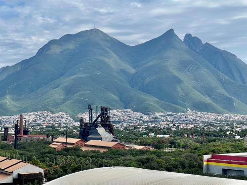 Industrial stylish 3-br. apartment & city views in front of Parque Fundidora & Arena Mty
