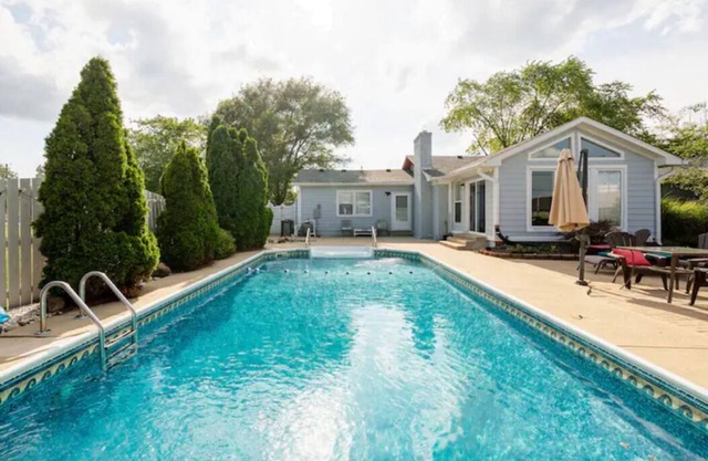 Indy Mansion pool house, 5 beds & 4 baths 20 minutes to downtown indy