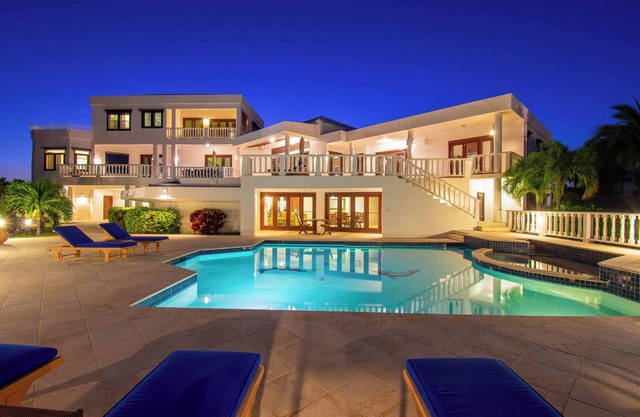 Infinity at Sheriva Villas /2 pools /2 Golf Carts-2 min. to Beach/5-Star Service