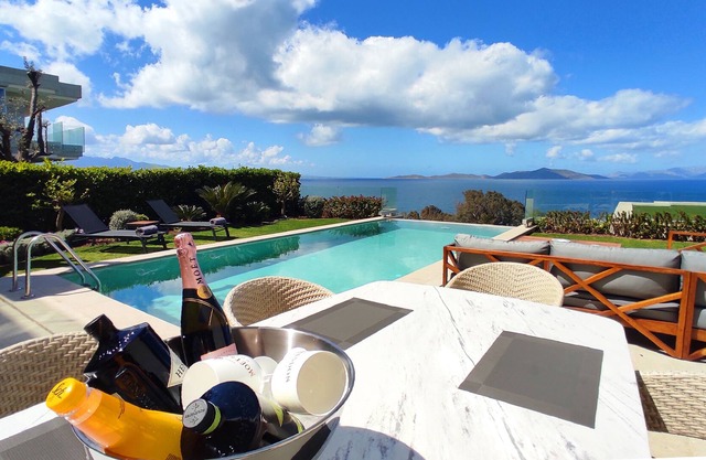 Infinity Pool 5 Bedroom Luxury Villa with Private Maid and Gym