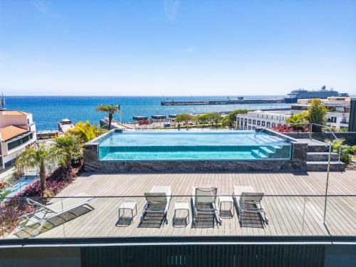 Infinity Pool & Private Garden Oasis at Savoy Insular
