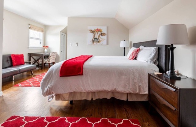 Inn at 84 Honeycrisp: 1 King BR private bath with sofa