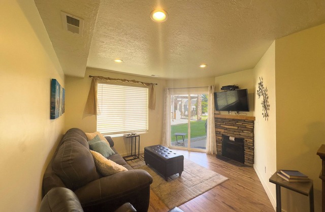 Inn Building Condo #106 Mountain View | 1 Bed, 1 Bath