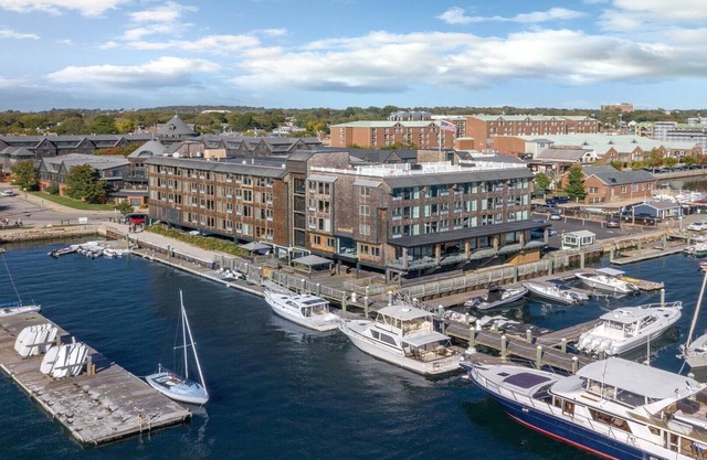 Inn on Longwharf Harbor View Unit - 1 Bedroom Luxury Accommodation