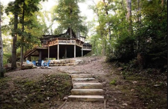 Innsbrook Falls Hideaway - Roomy lakefront Chalet w/ spacious deck & firepit