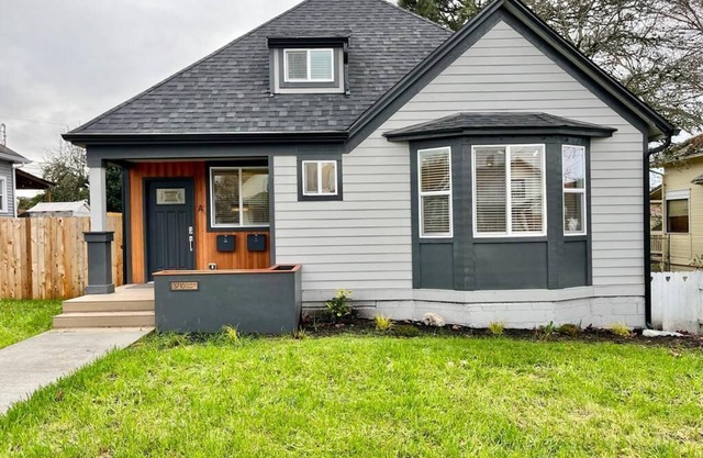 Insta-worthy! 2 Bedroom Fancy Townhouse Duplex