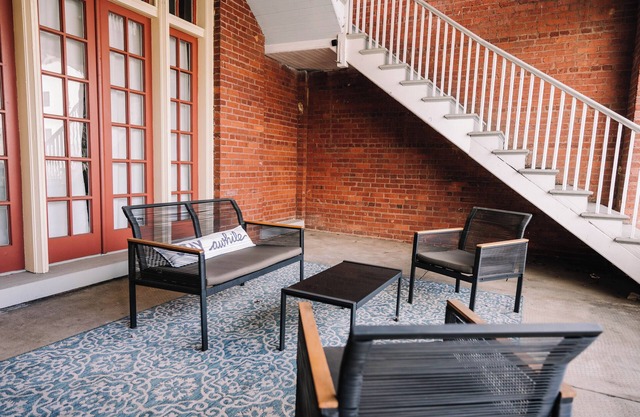 Insta-worthy 2Bd/1Ba Apt Steps from Downtown!