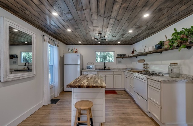 Insta-worthy, 3BR/2BA farmhouse w/wood stove in tranquil setting