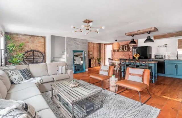 Interior designer building with AC and WiFi in enjoyable Troy
