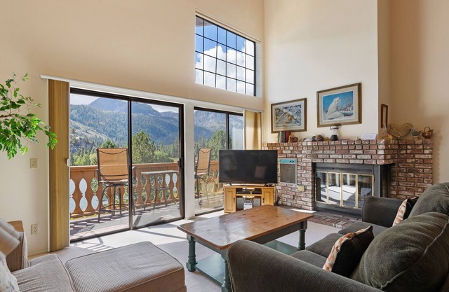 Interlaken 38, rustic condo with views for days