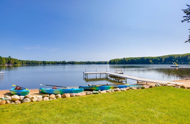 Lakefront Interlochen Home mit Deck, Feuerstelle und Dock