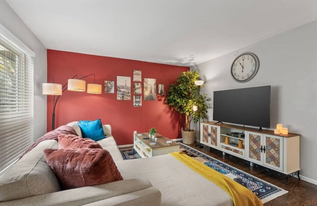 Intimate 2BD:TCU Walkable, heartwarming & spacious
