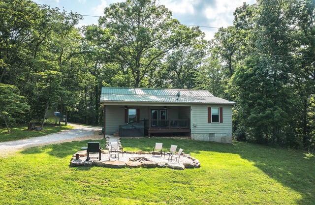 Intimate and Inviting 2 bedroom cabin with Hot Tub and Private River Access