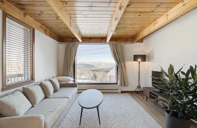 Intimate Apartment with Scenic Views