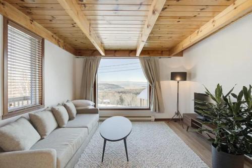 Intimate Apartment with Scenic Views