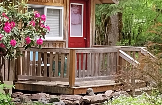 One bed, one bath cabin for two near the entrance to the North Cascades
