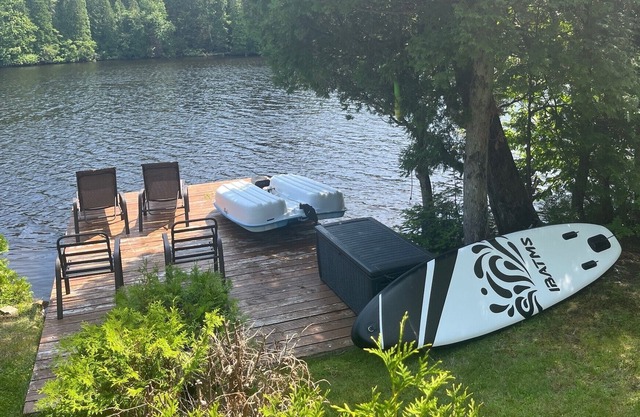 Intimate chalet, renovated, on the edge of the lake with direct access to snowmobile trails