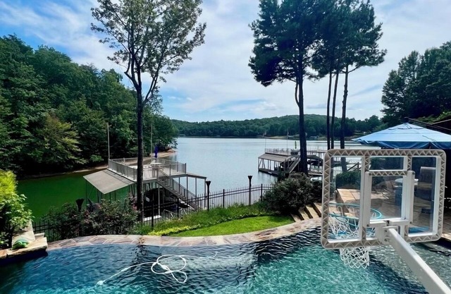 Intimer Rückzugsort am See mit herrlichem Infinity-Pool und atemberaubendem Seeblick