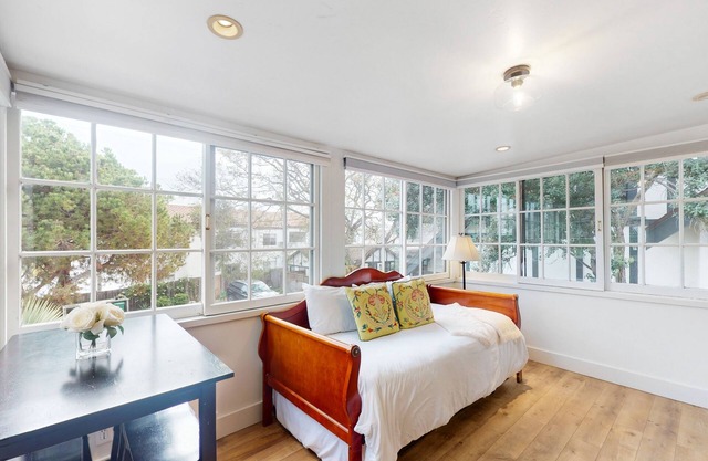 Intimate retreat 1 block to beach with Cal king bed & bonus sleeping room
