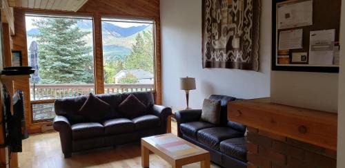 Invermere, BC On the Lake! Luxury 4 Bedroom Vacation Home with Panoramic Mountain Views! Walk to Town, Shopping, Tennis, Volleyball, Pickle Ball, Dining, Bakery, Pubs, Swimming, Boating, Hiking, Fish, Biking, Hot Springs! Construction Trades Welcome