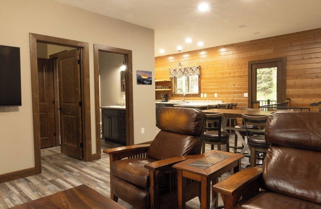 Inviting 3-Bedroom Retreat with Mountain Views – Minutes from Yellowstone’s Northeast Entrance