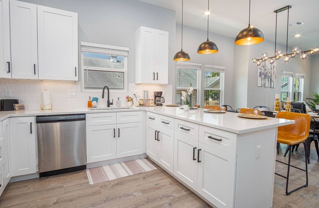 Inviting 4BR 2BA Near Downtown Riverwalk