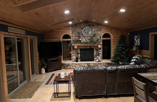Inviting 4BR/3Bath Home w/ hot tub on crystal clear Devil's Lake in Webster, WI