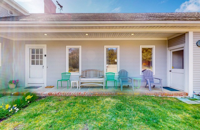 Inviting apartment with patio, full kitchen, & golf nearby