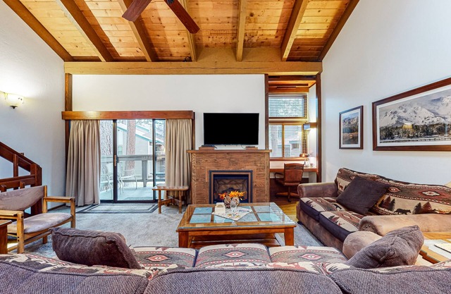 Inviting condo near skiing with lake/beach access, pools, & hot tubs