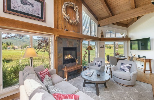 Inviting Cottage, Prime Location, On Free Transit, Minutes to Resorts & Main Street!