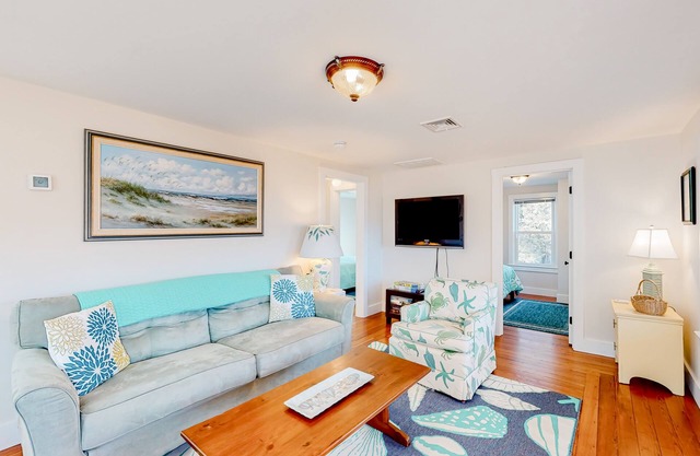 Inviting cottage with golf nearby, central AC, & full kitchen