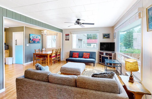 Inviting dog-friendly cottage with grill, patio, full kitchen, & W/D