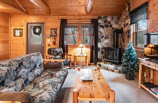 Inviting dog-friendly cabin with hammock, fireplace, shared fishing pond, & A/C