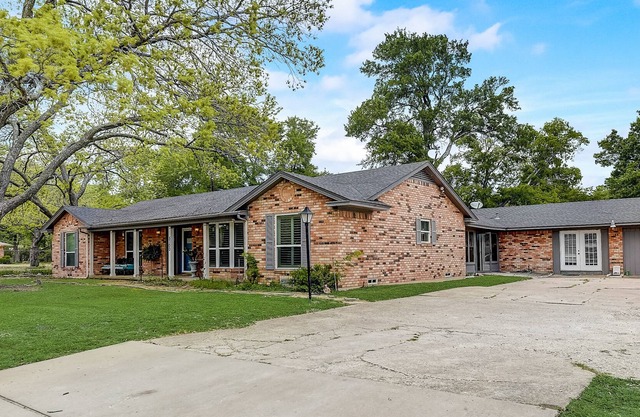 Inviting dog-friendly home with pool, full kitchen, central AC, & W/D