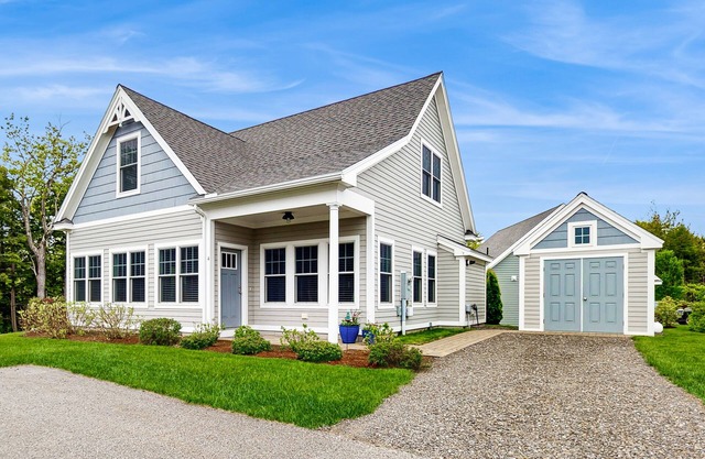 Inviting getaway w/AC, heated pool, hiking trails, gym & nearby beaches