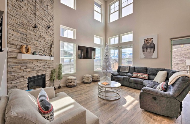Inviting Hideout Townhome w/ Balcony & Lake Views!