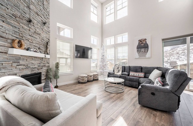 Inviting Hideout Townhome w/Balcony & Lake Views!