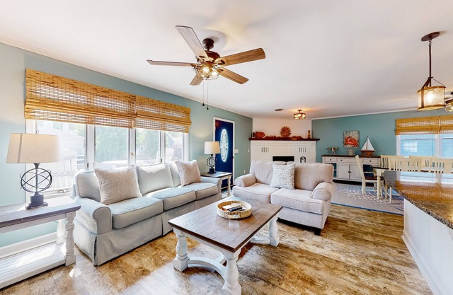 Inviting home near beaches with fast WiFi, AC, full kitchen & W/D - dog-friendly