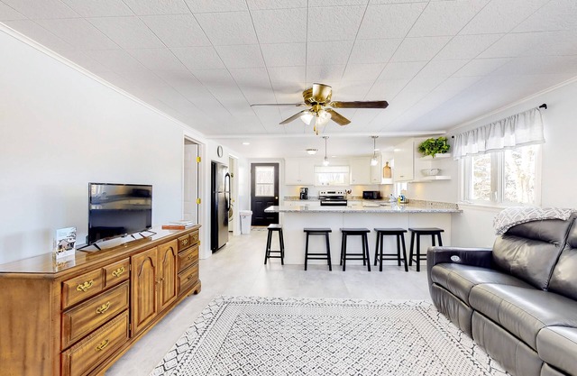 Inviting home with firepit, fast WiFi, skiing, full kitchen, & W/D