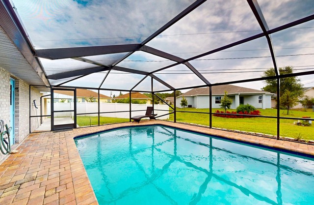 Inviting home with private pool & large lanai, near beaches