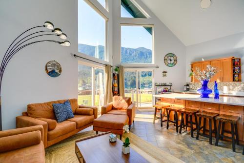 Inviting Lake Sutherland Home Kayaks and View!
