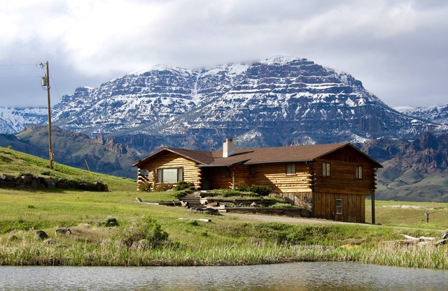 Einladendes Blockhaus im ruhigen Tal nahe Yellowstone