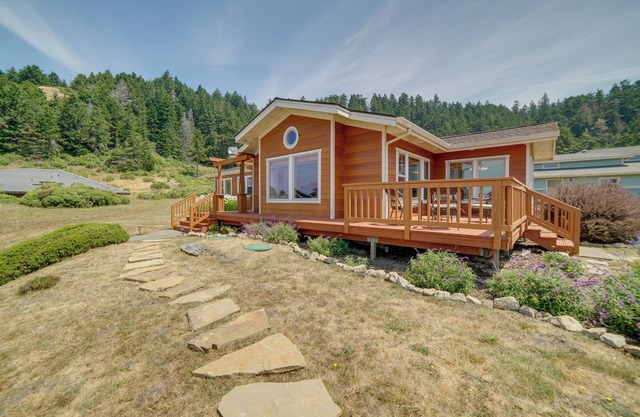 Inviting Manchester Home w/ Hot Tub Near Beach!