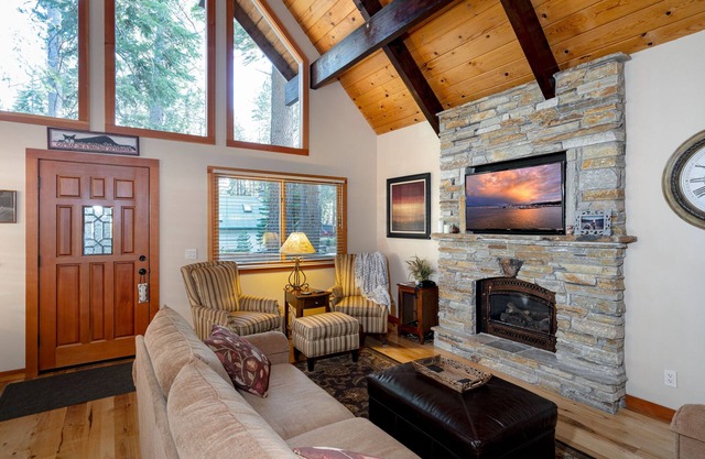 Inviting modern cabin in Sunnyside, walk to lake and access to Tahoe Park HOA.