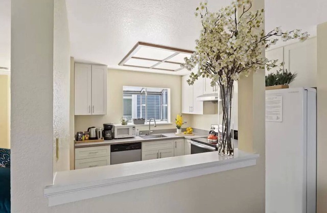Inviting & Modern - Garage/Kitchen/Family Friendly - 3B/2BA - 12 min SF/O