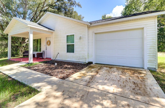 Inviting Ocklawaha Home w/ Porch: Ideal Location!