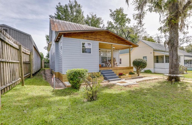 Inviting Quincy Cottage Walk to Historic Downtown