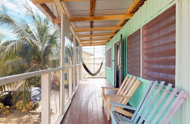 Einladende, renovierte Cabana. Laufen Sie zu Geschäften, Restaurants und zum Strand!